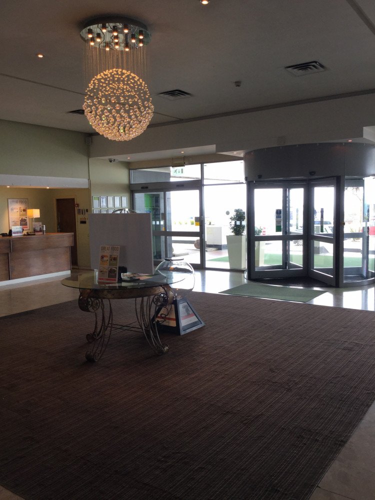 Holiday Inn - Open Lobby